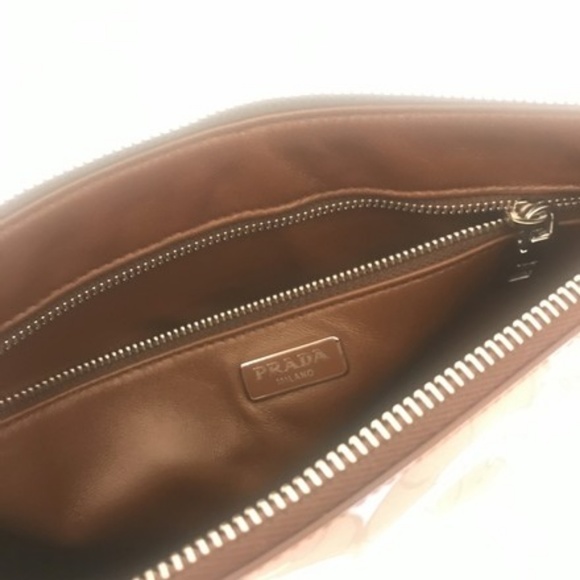 PRADA - Picture 5 of 8